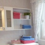 Badezimmer mit Fenster und Dusche