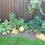 Gartendeko aus Blumentöpfen