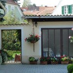 Gartenzugang, Pelargonien und Oleander